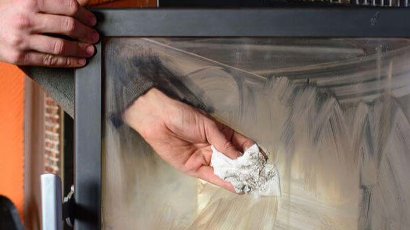 Cómo limpiar el cristal de la chimenea aunque esté muy sucio con un  limpiador casero - Por Mónica T. 
